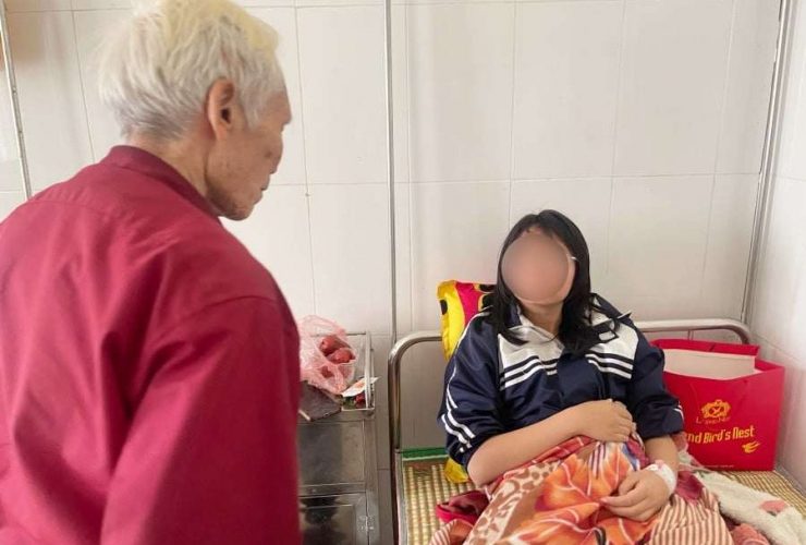 Bị bạn bè cô lập, nữ sinh lớp 7 mồ côi ở Hưng Yên nghi uống thuốc trừ sâu phải nhập viện cấp cứu