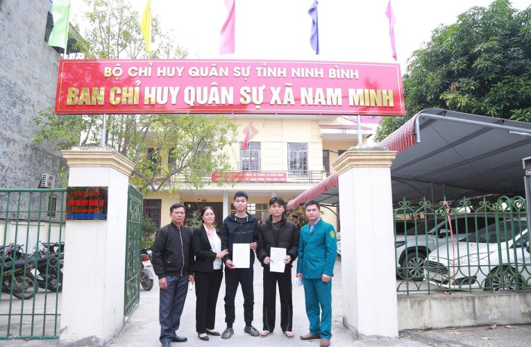 Cử nhân IT và em trai 19 tuổi cùng viết đơn tình nguyện nhập ngũ