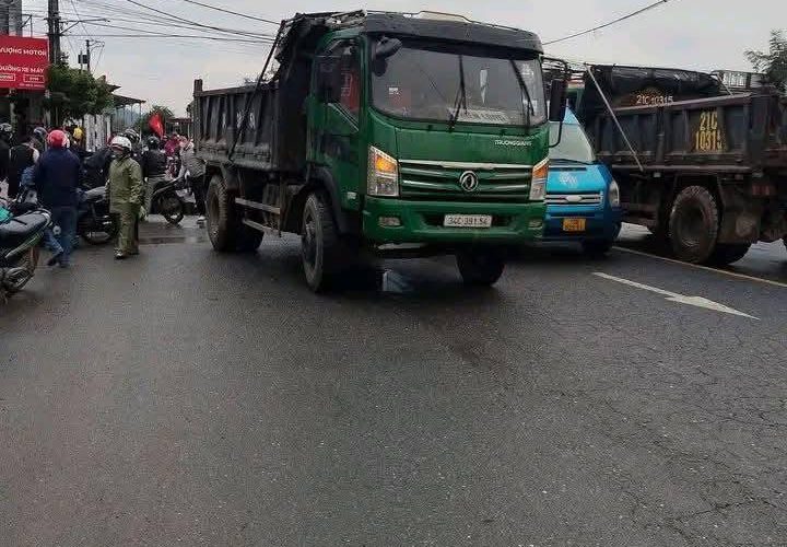 Video: TN thương tâm bà chở cháu đi học sáng nay ở HP