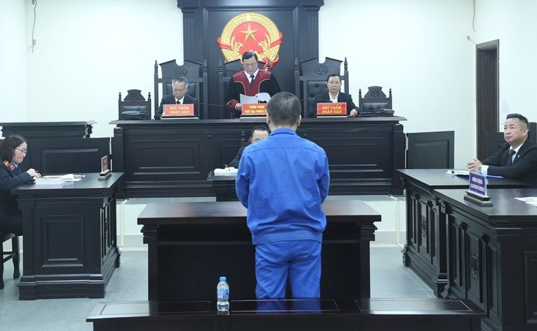 Bé gái đi xin việc bị quản lý quán karaoke XH TD