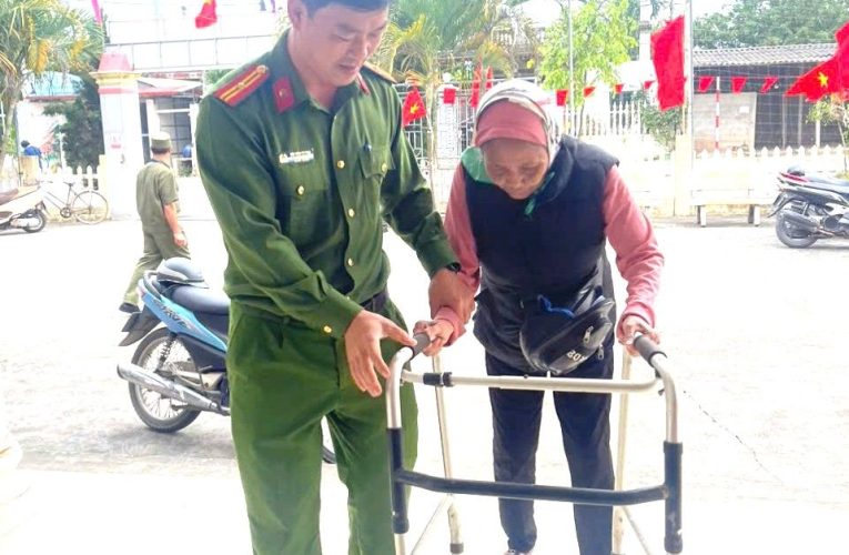 Những cử tri đặc biệt tại các điểm bỏ phiếu bầu cử ở Ninh Bình