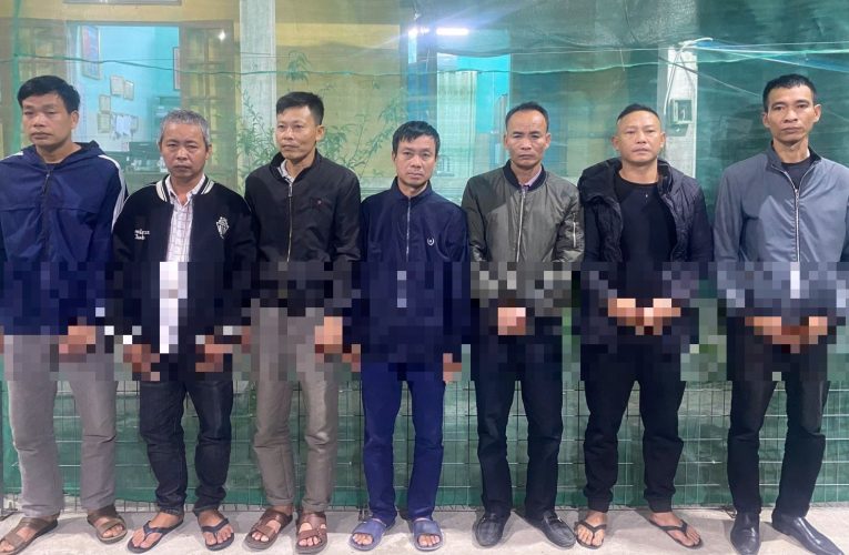 Công an xã Hồng Vũ đấu tranh, bắt giữ 11 đối tượng về tội đánh bạc