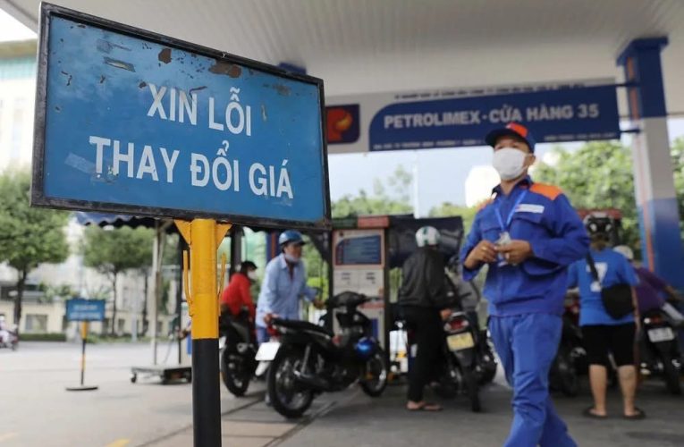 Giá xăng tăng hơn 2.000 đồng một lít