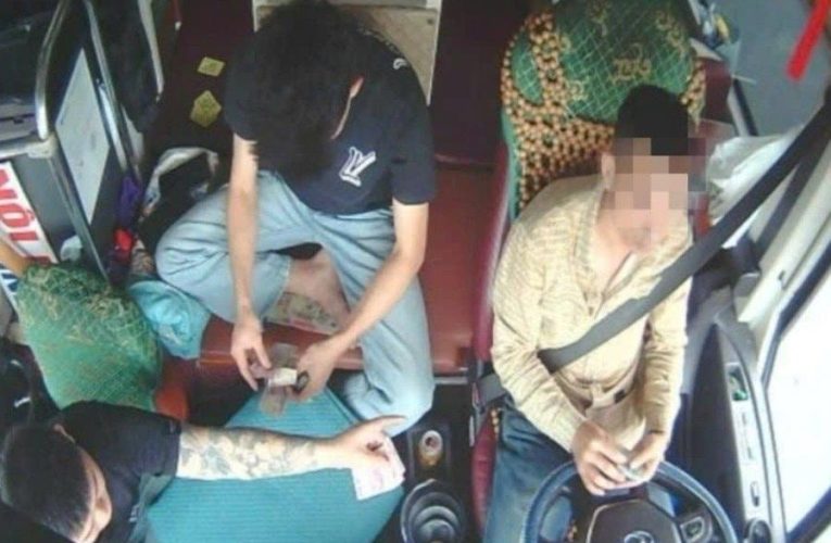 Tài xế, phụ xe khách đánh bạc khi đang đi trên cao tốc