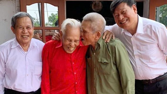 Đi gần 200km về thăm em trai 95 tuổi, anh 103 tuổi reo vui phút hội ngộ