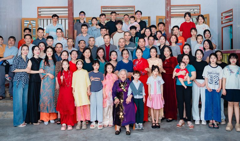 Sinh nhật tuổi 90, cụ bà ở Ninh Bình cầm hộp vàng tặng 5 con dâu, 4 con gái