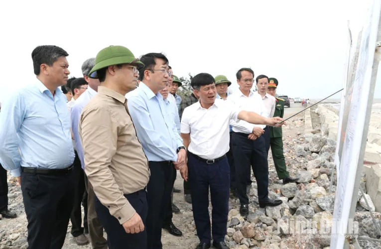 Xã Hải Thịnh, tỉnh Ninh Bình (địa phận Nam Định trước đây) có tuyến đê quan trọng, Chủ tịch UBND tỉnh đi kiểm tra