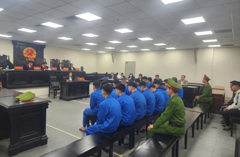 Nhóm ‘báo thủ’ choai choai lĩnh án vì tấn công người đi đường vô cớ