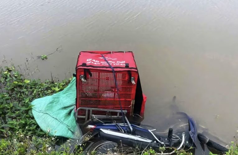 Thithe nam shipper nằm dưới mương nước