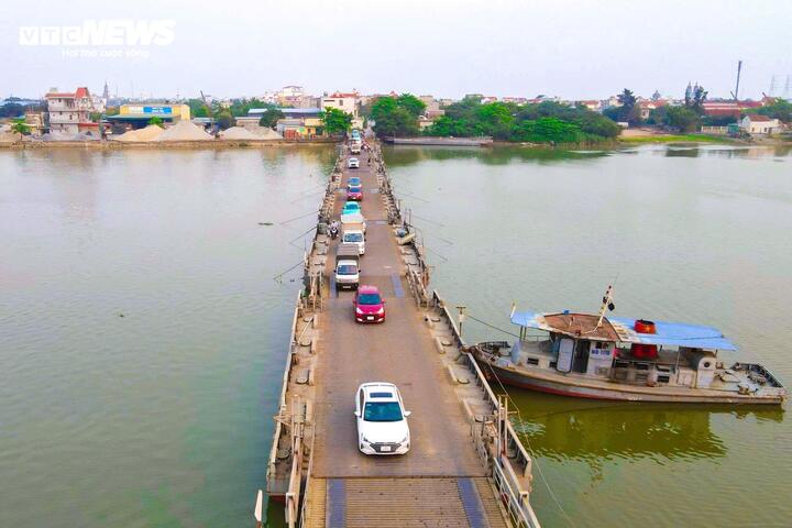 Cầu phao 30 năm tuổi ở Ninh Bình ‘oằn mình’ gánh tải chờ ngày được thay thế