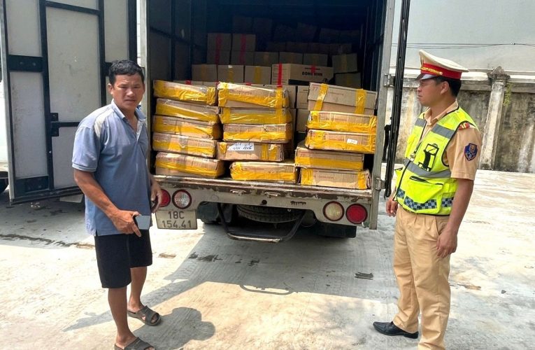 Phát hiện xe chở 150kg chân gà bốc mùi, không rõ nguồn gốc ở Ninh Bình