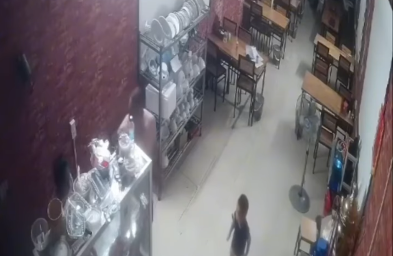 VIDEO – Vụ việc tác động vật lý ở quán ăn sáng 3 mẹ con