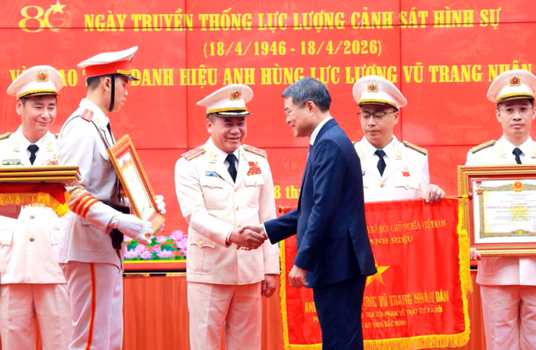 Trung tướng Nguyễn Thanh Tùng đón nhận danh hiệu Anh hùng Lực lượng vũ trang nhân dân