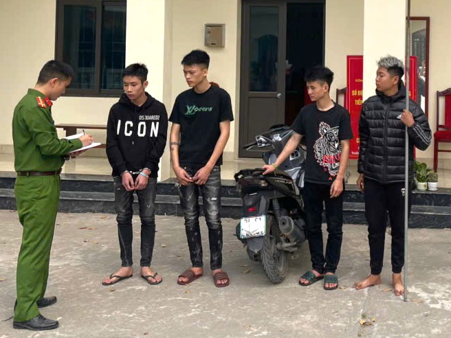 Công an xã Mao Điền: Kịp thời ngăn chặn nhóm đối tượng mang hung khí, đi xe che BKS trên QL5