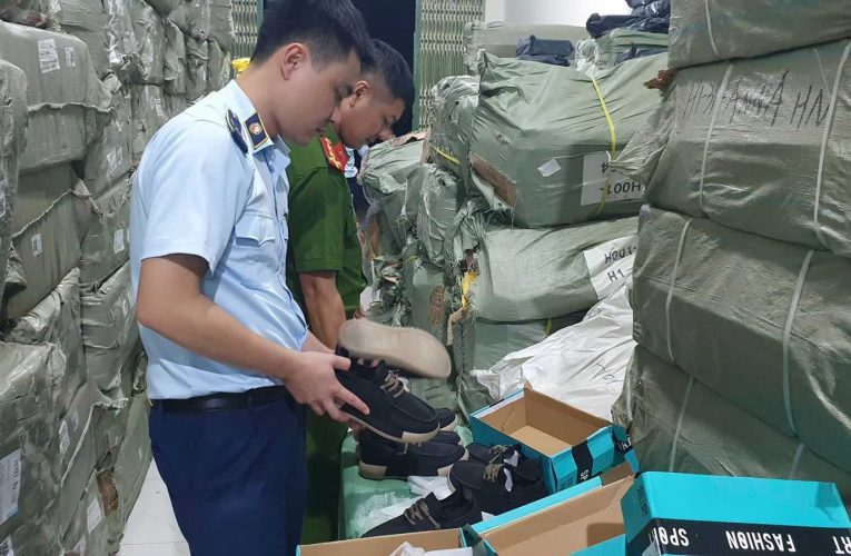 Phát hiện 10.100 đôi giày không rõ nguồn gốc tại Hưng Yên