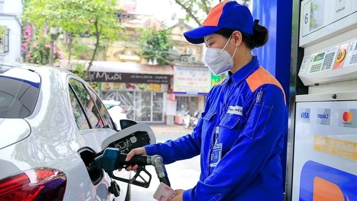 Giá xăng dầu giảm mạnh, dầu diesel giảm gần 10.000 đồng/lít